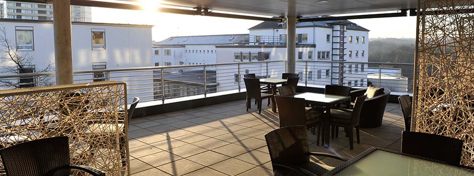 Terrasse mit Blick auf Häuser